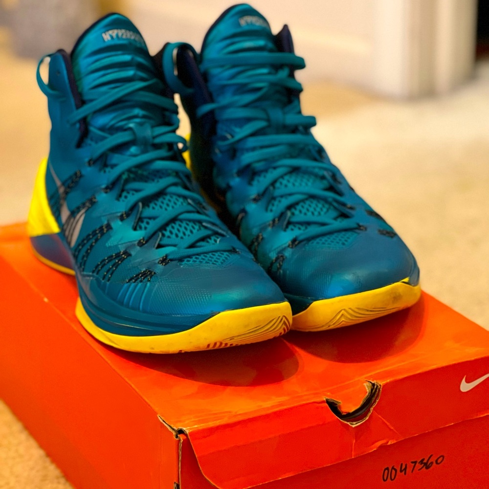 Nike 2013 Hyperdunk Basketball shoes in excellent condition with original box.